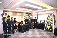 Vietnamese people in various countries pay tribute to Lao National Assembly President